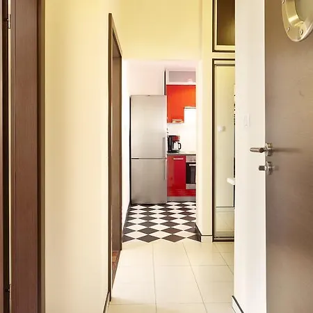 Lovely Funky Flat Near Royal Park Apartment