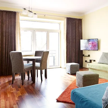 Lovely Funky Flat Near Royal Park Apartment *